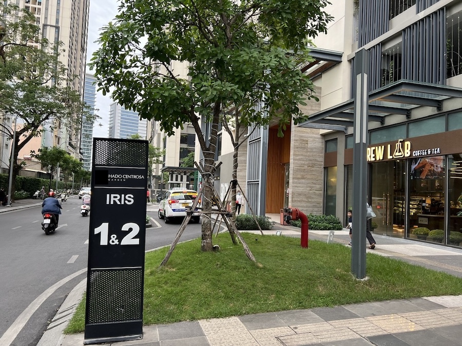 Bảng chỉ dẫn to&agrave; th&aacute;p Iris 1, 2