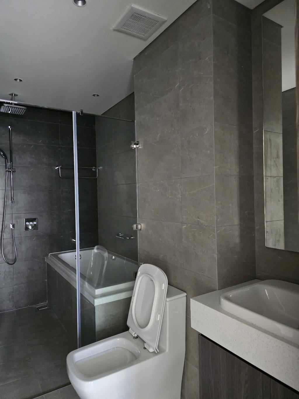 Nhà vệ sinh của Căn hộ chung cư Bán tại Celadon City