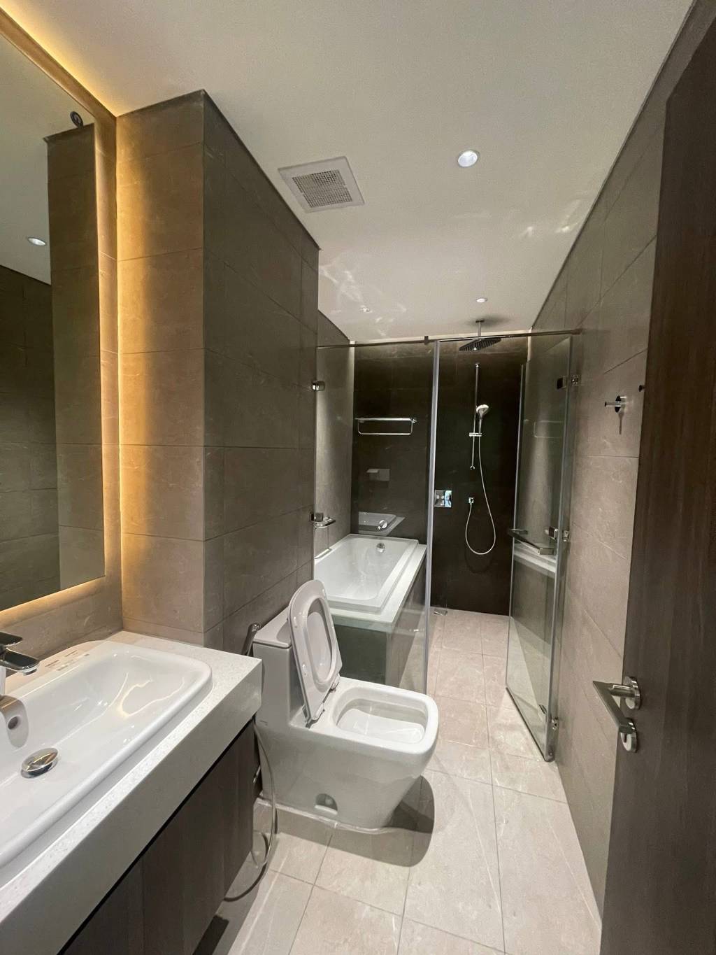 Nhà vệ sinh của Căn hộ chung cư Bán tại Celadon City